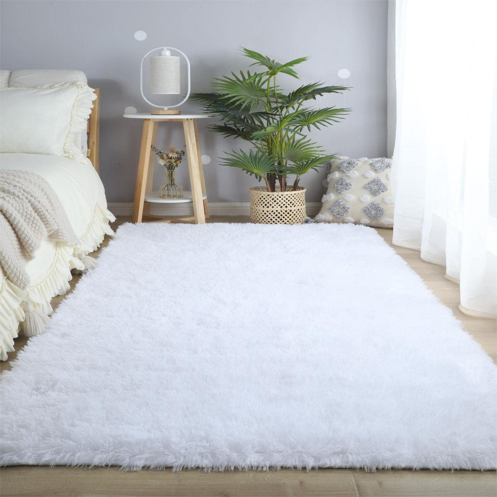 CAIYUECS Easy-clean shag rug in white stays tidy with gentle hand wash