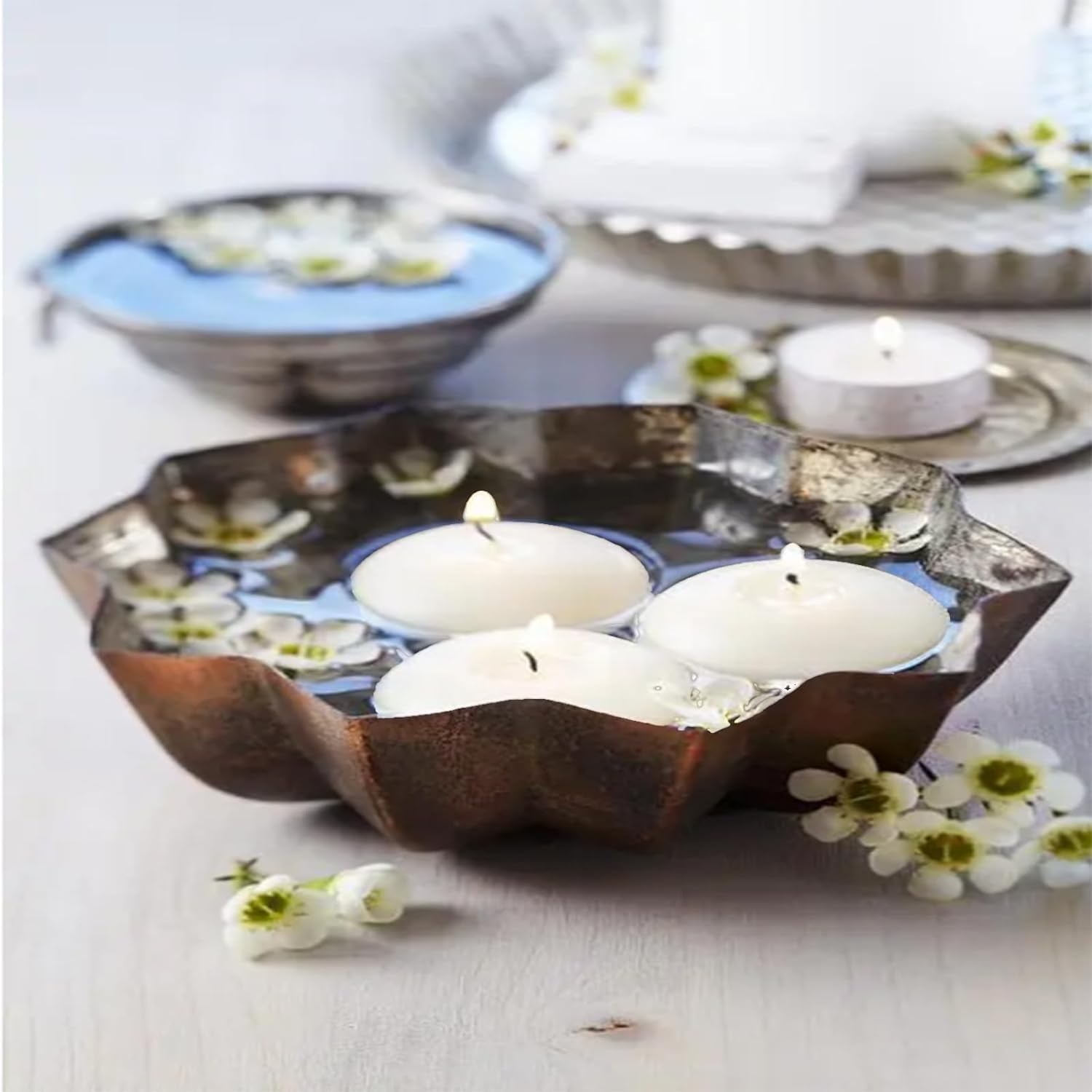 CAKETYCG holiday table centerpiece with soft, inviting illumination.