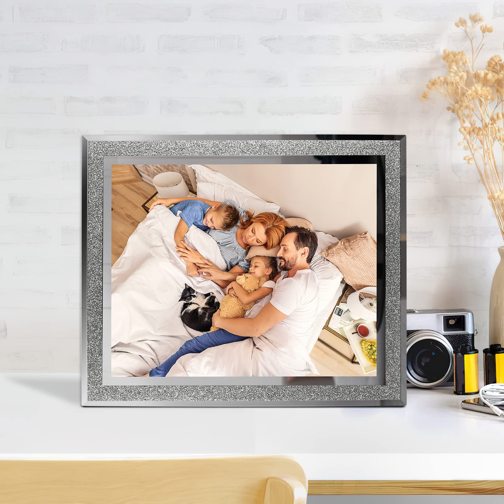 Calenzana glass frame makes a thoughtful gift for weddings or housewarmings.