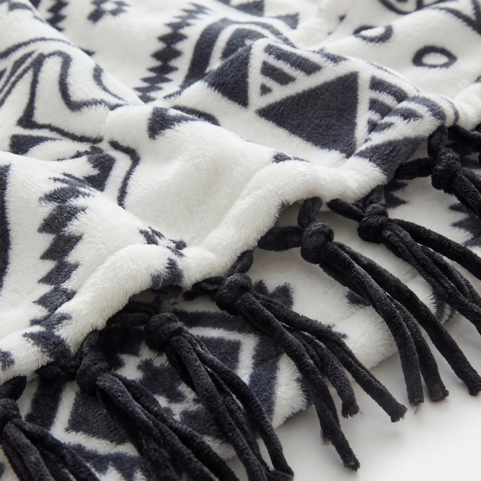 CASAAGUSTO decorative throw enhances sofa style and daily comfort.