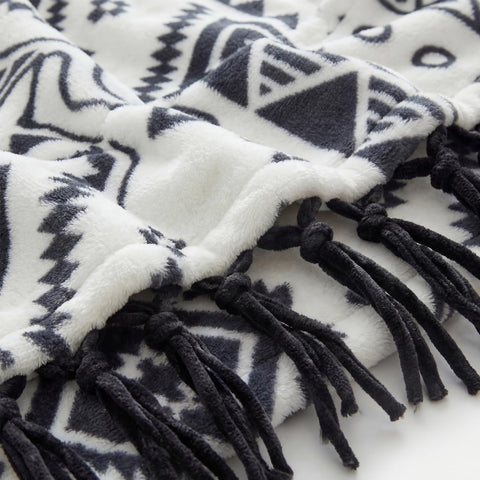 CASAAGUSTO decorative throw enhances sofa style and daily comfort.