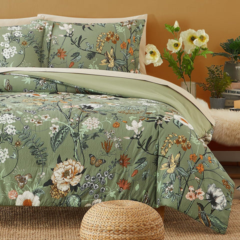 CASAAGUSTO full-size green floral comforter with soft seersucker texture for year-round comfort.