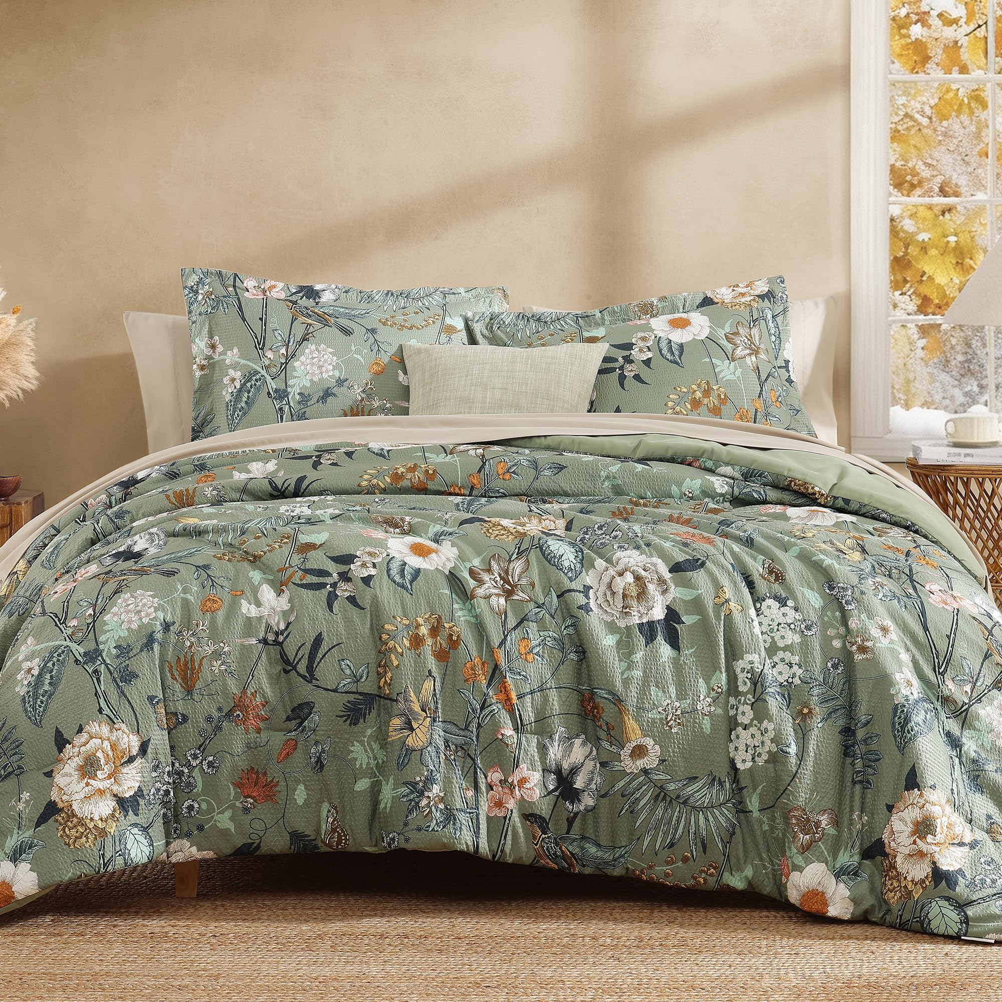 CASAAGUSTO king-size green floral bedding with butterfly accents for all-season comfort.