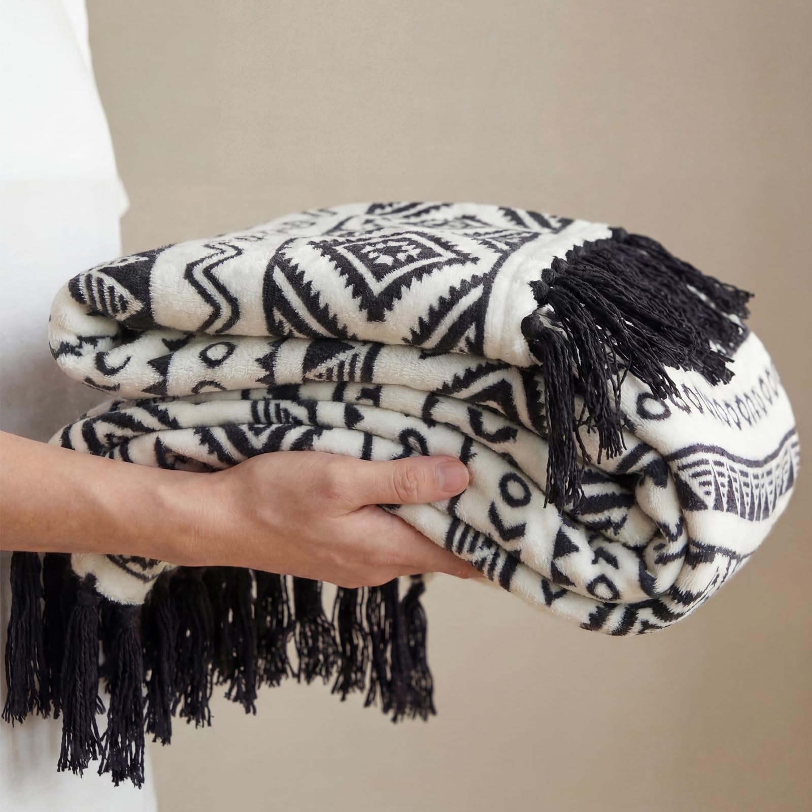 CASAAGUSTO soft flannel blanket feels gentle on skin during chilly evenings.
