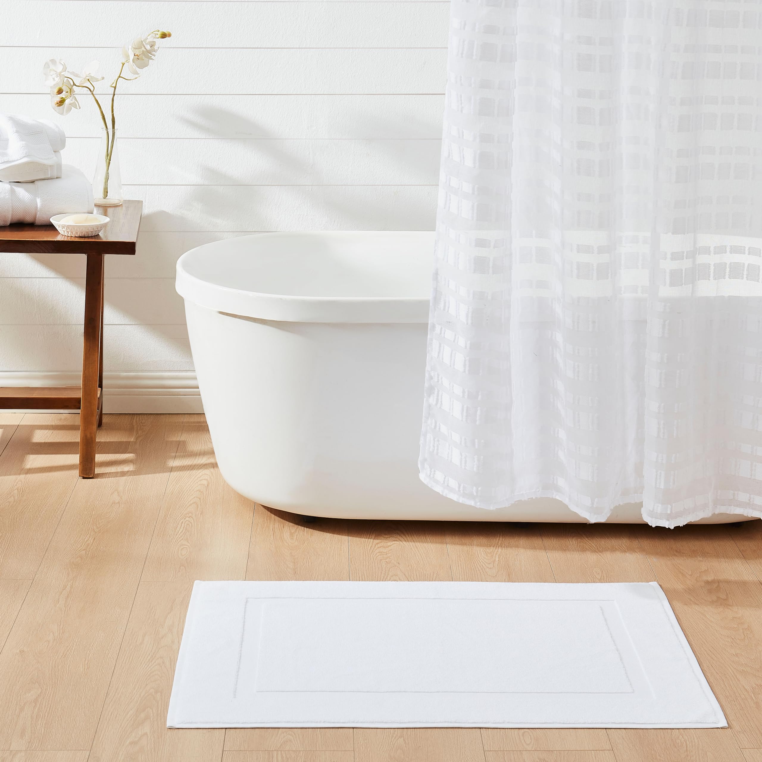 Casual Living machine washable bath mat for easy care.