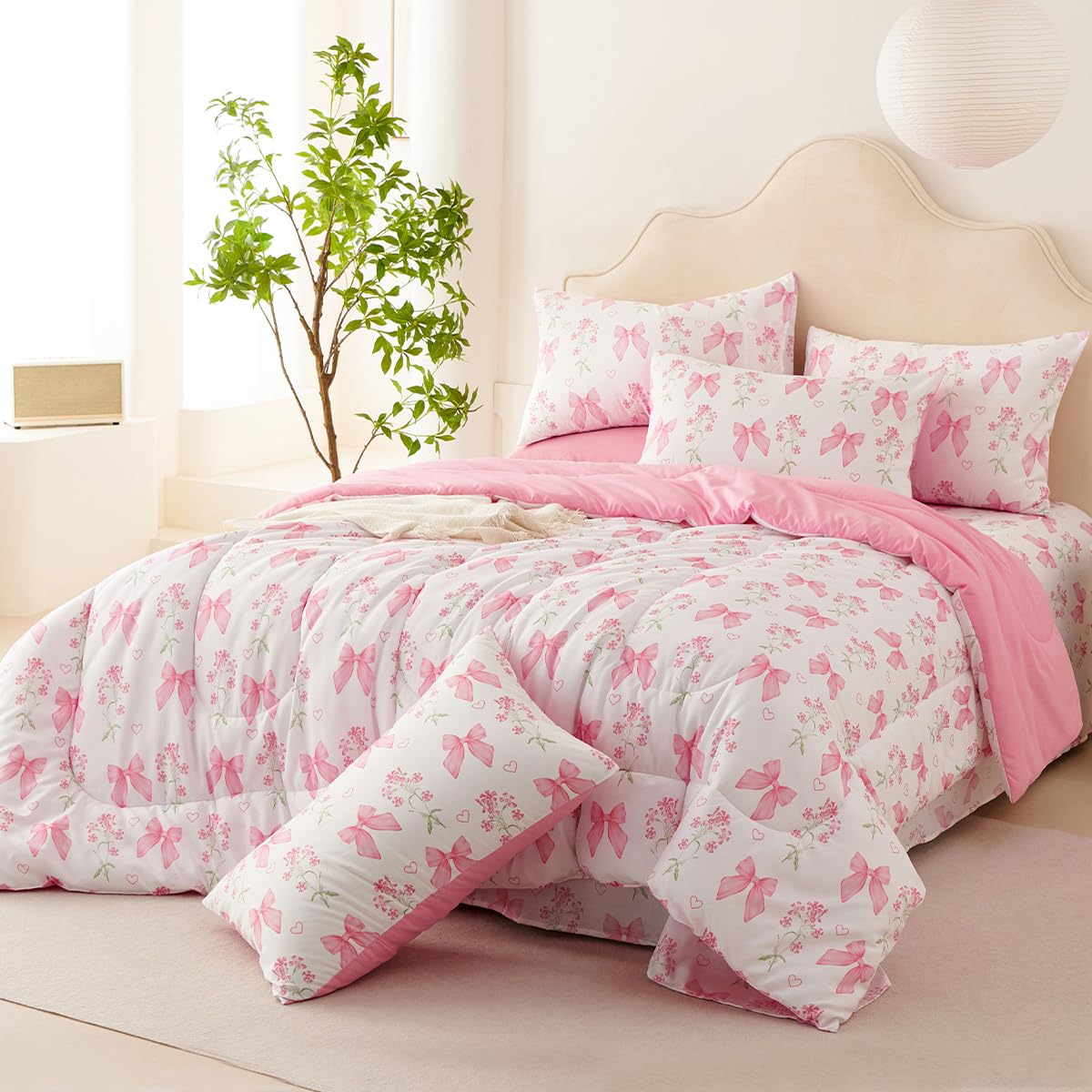CCoutueChen pink floral bedspread brightens a kid's room