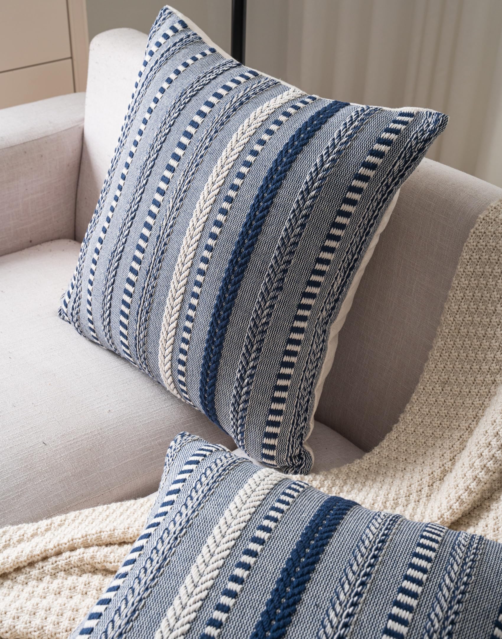 Cethom cover features an invisible zipper for a seamless finish.