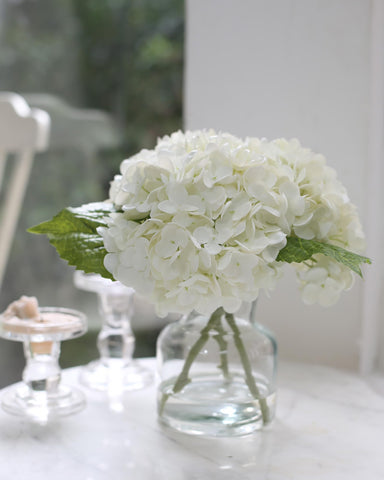 CHASMILE artificial hydrangea in vase highlighting easy maintenance and washable design.