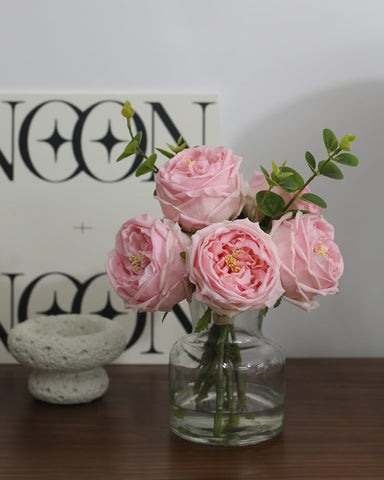 Glass vase with lifelike water enhances the CHASMILE arrangement realism