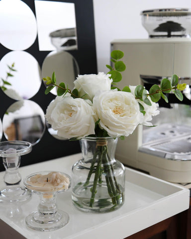 CHASMILE white roses in vase with artificial water add a refined centerpiece feel.