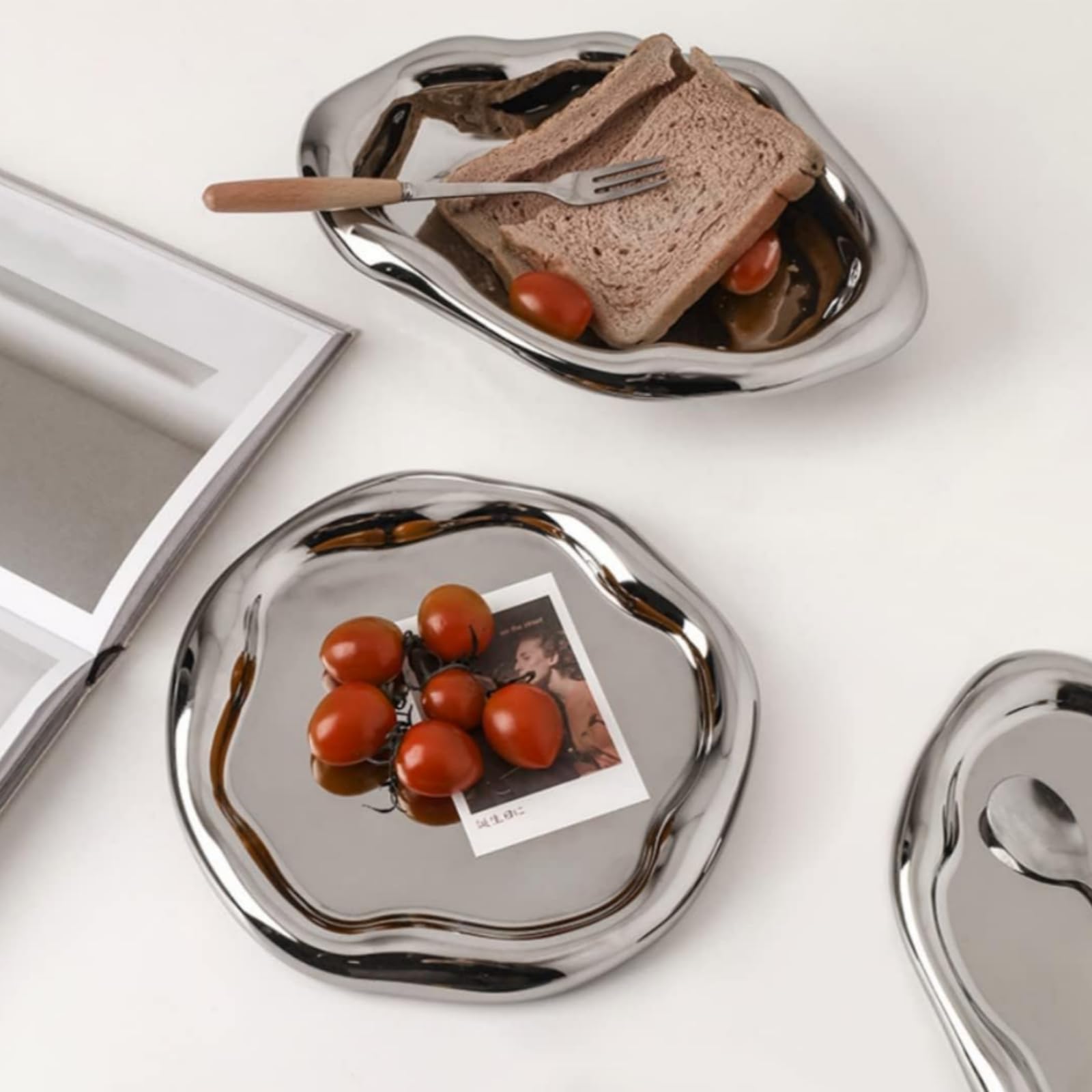 CHENDECOR ceramic silver tray with a smooth surface for perfumes and rings.