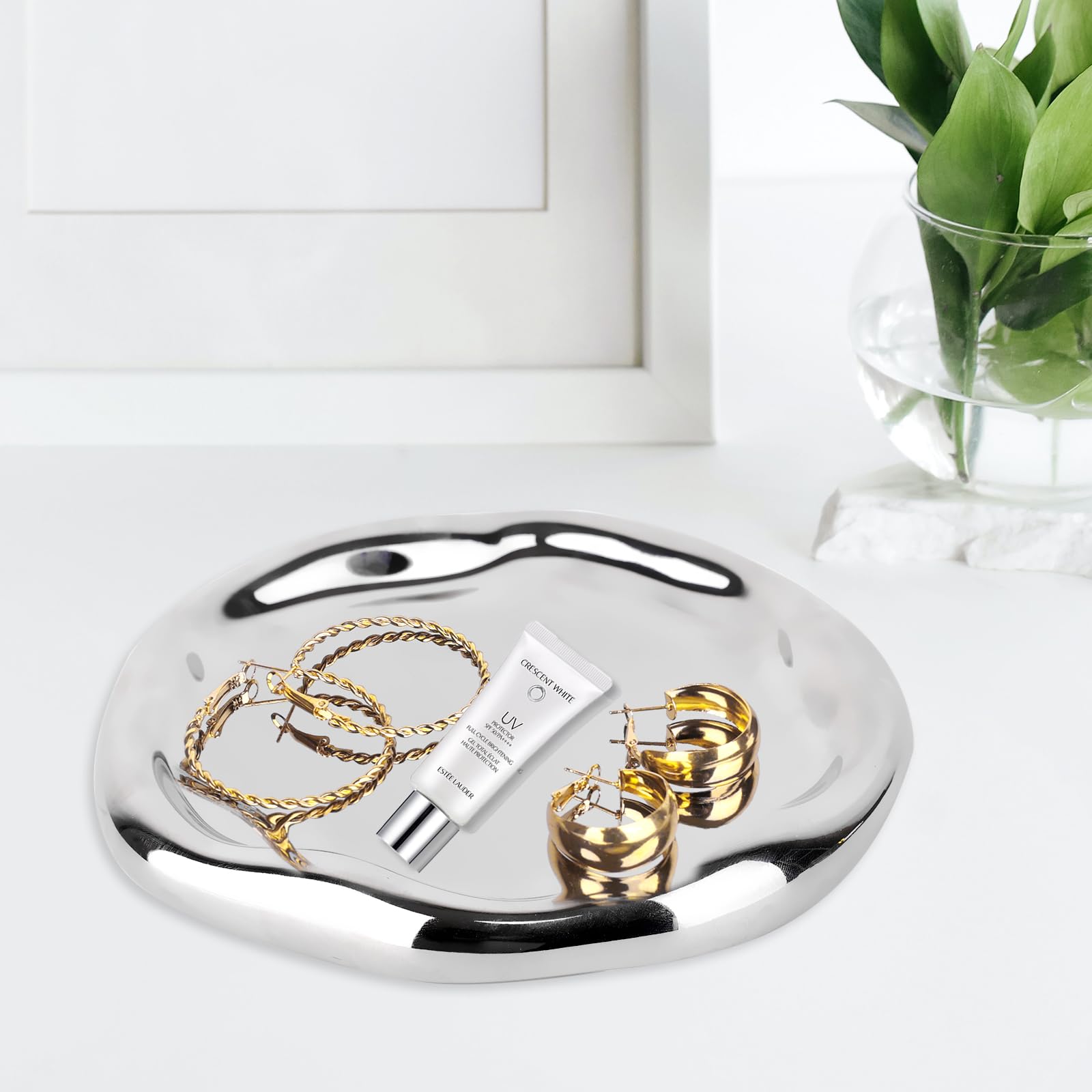 CHENDECOR cloud-design tray with sleek lines adds style to any surface.