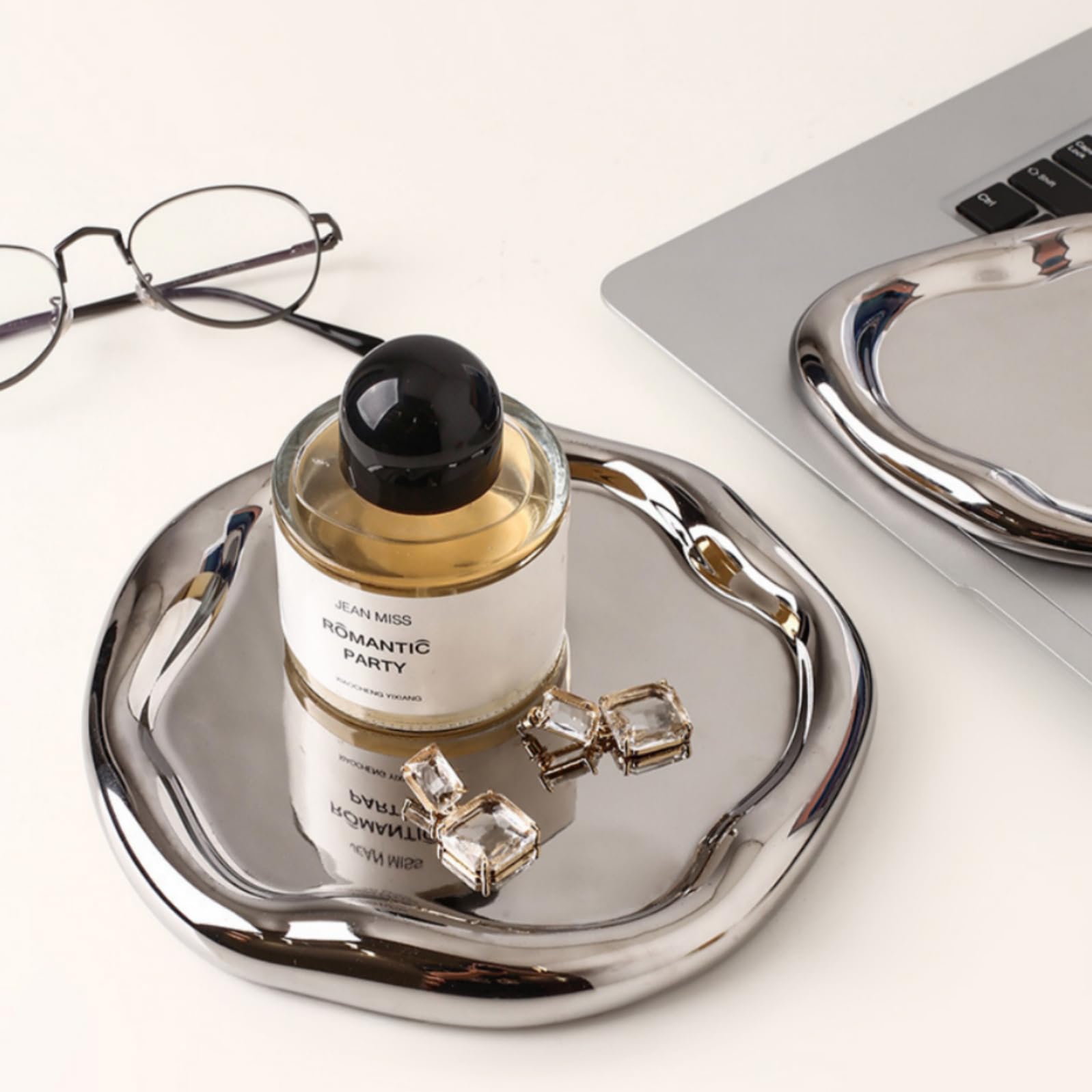 CHENDECOR round jewelry dish with grooved edge prevents items from slipping.