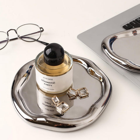 CHENDECOR round jewelry dish with grooved edge prevents items from slipping.