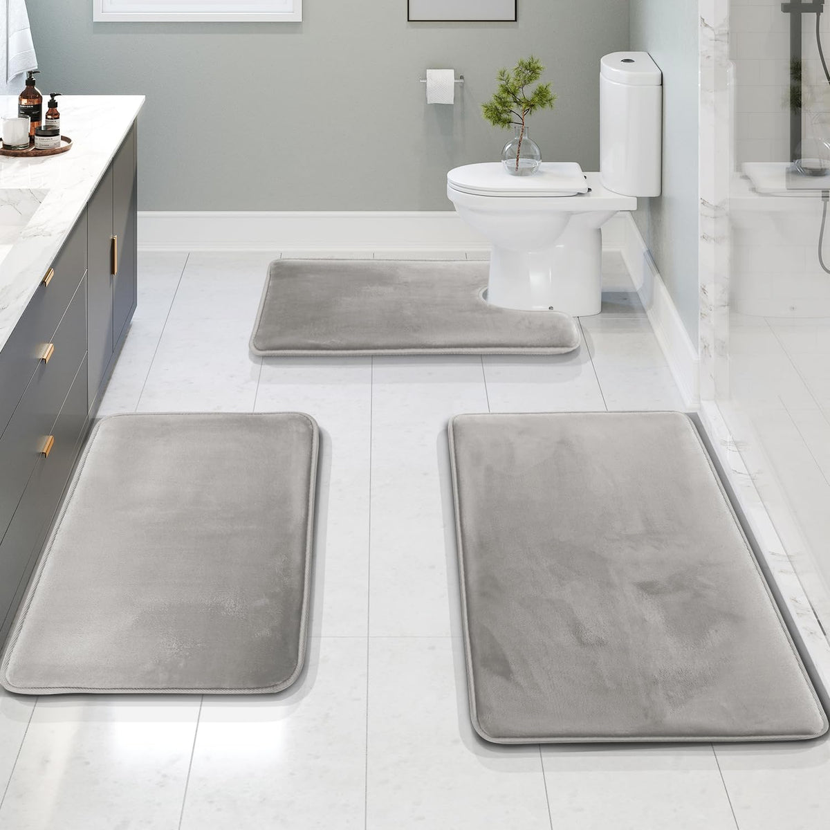 Clara Clark small bath rug 17x24 offers soft warmth and quick-dry performance.