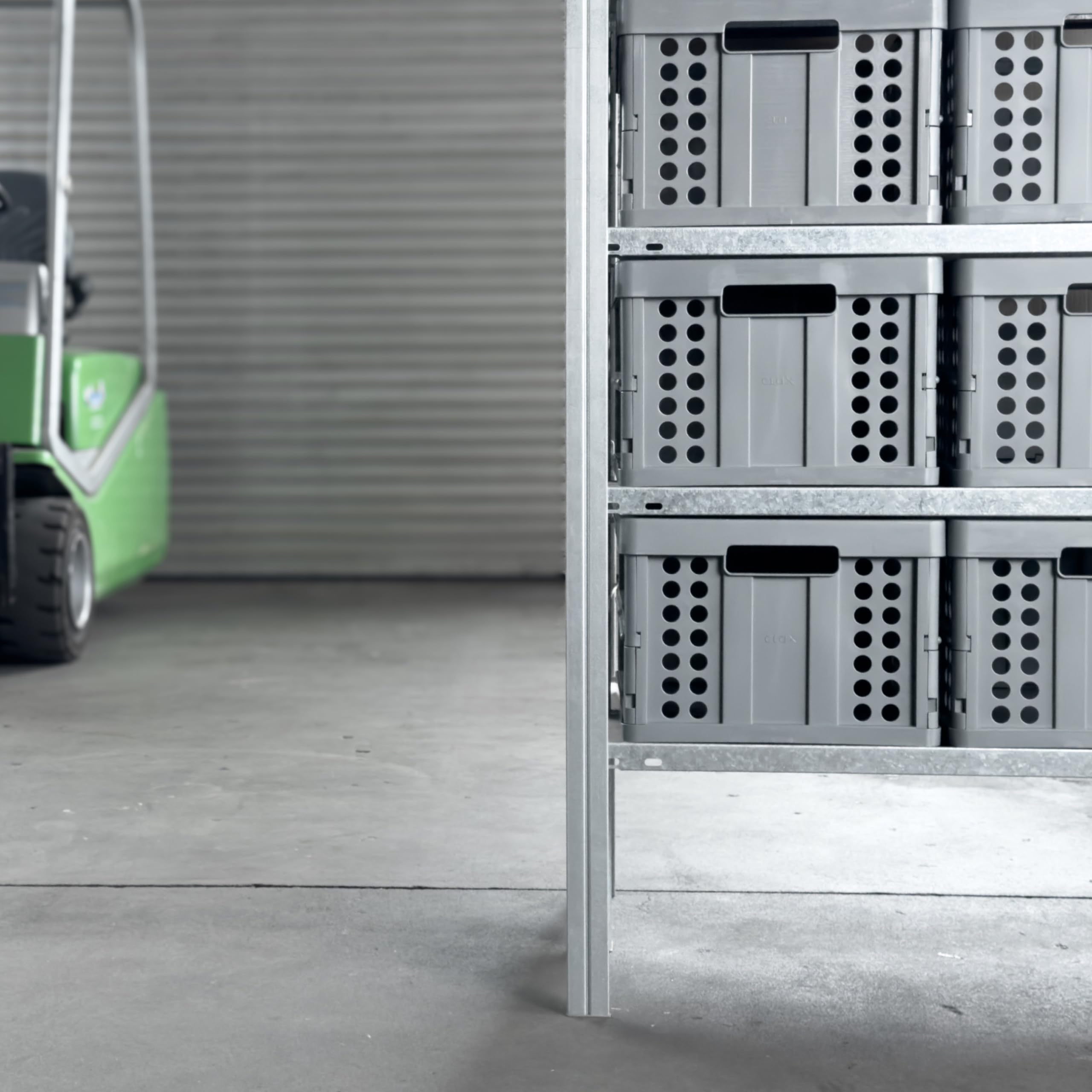 Clax crate grey weight 3.53 lbs enables easy transport.