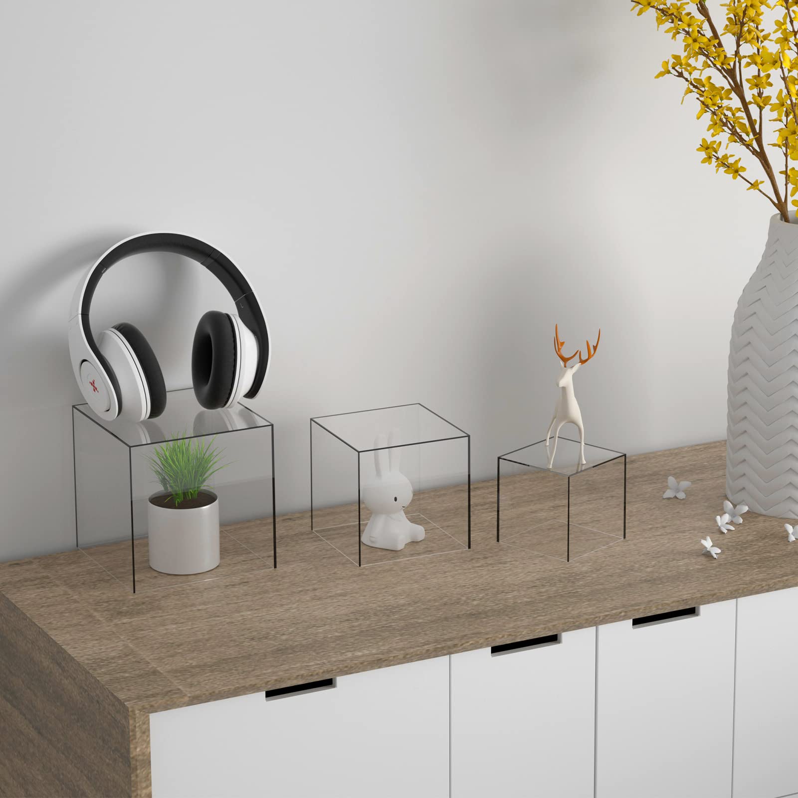 Cliselda hollow bottom display shows items with a sleek, transparent frame.