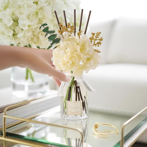 COCORRÍNA Diffuser on a shelf creates a cozy ambience without flames.