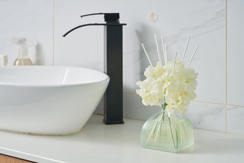 COCORRÍNA 8.5oz diffuser on bathroom shelf offers ongoing fragrance diffusion.
