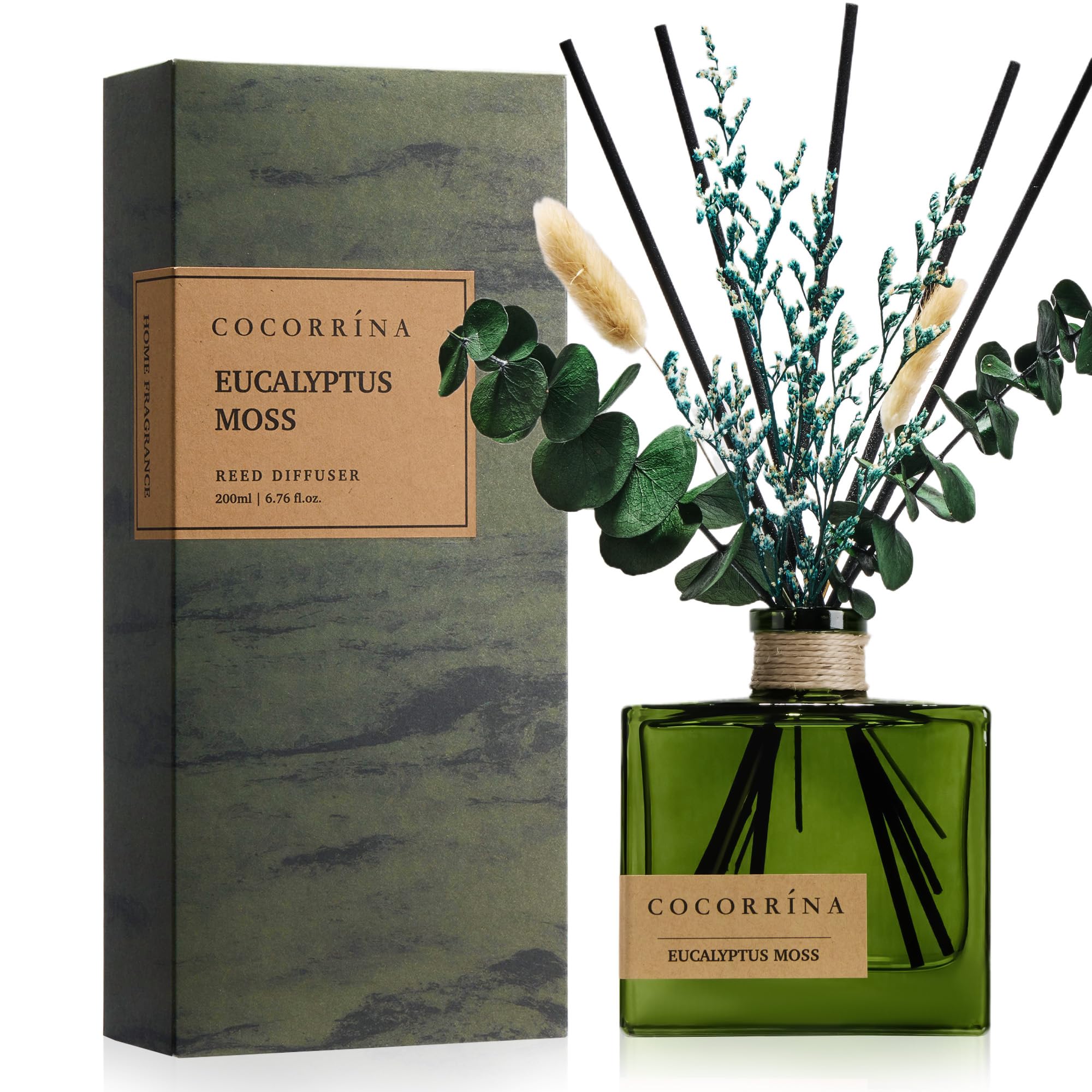 COCORRÍNA reed diffuser bottle with dried flowers delivers long-lasting eucalyptus-moss fragrance.