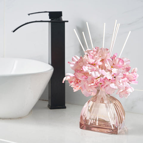 COCORRÍNA cherry, red berry, and pink rose notes create a fruity floral scent.