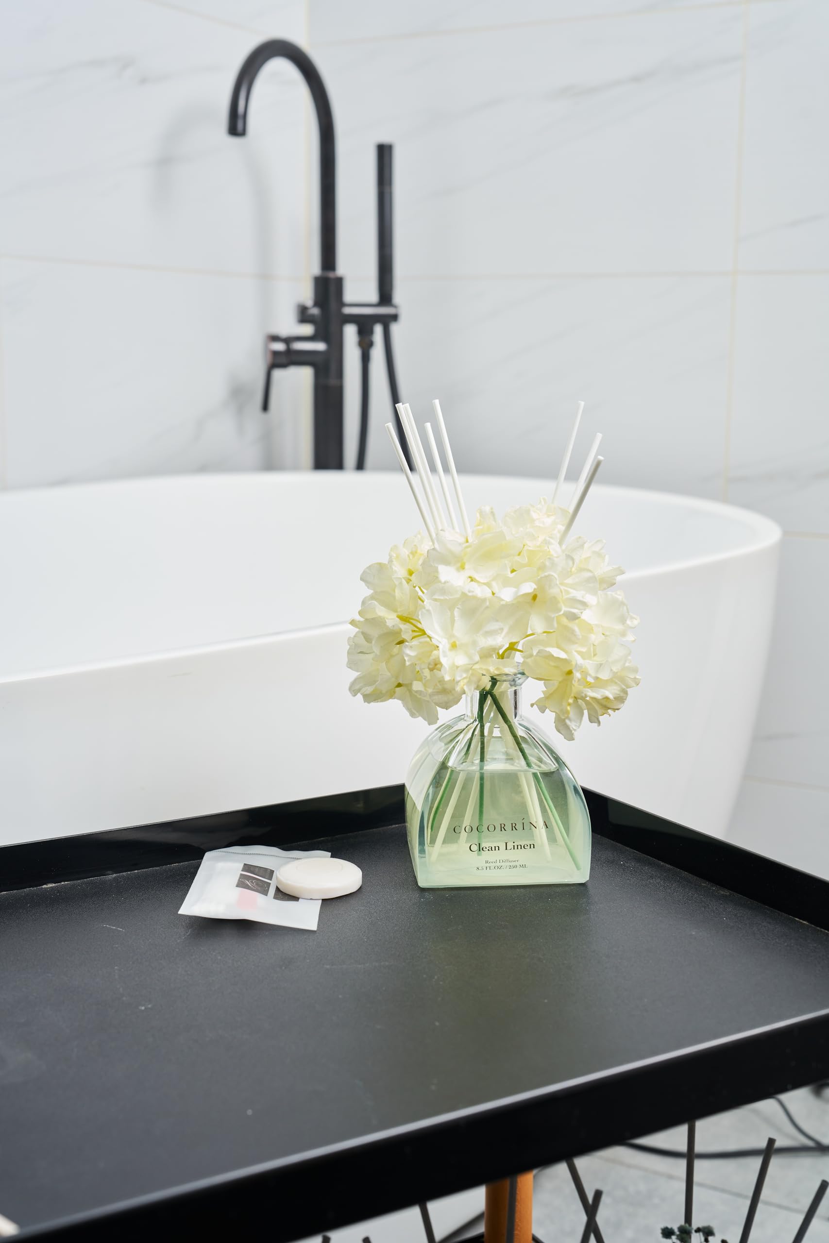 COCORRÍNA Gift-ready packaging highlights diffuser as a thoughtful decor gift.