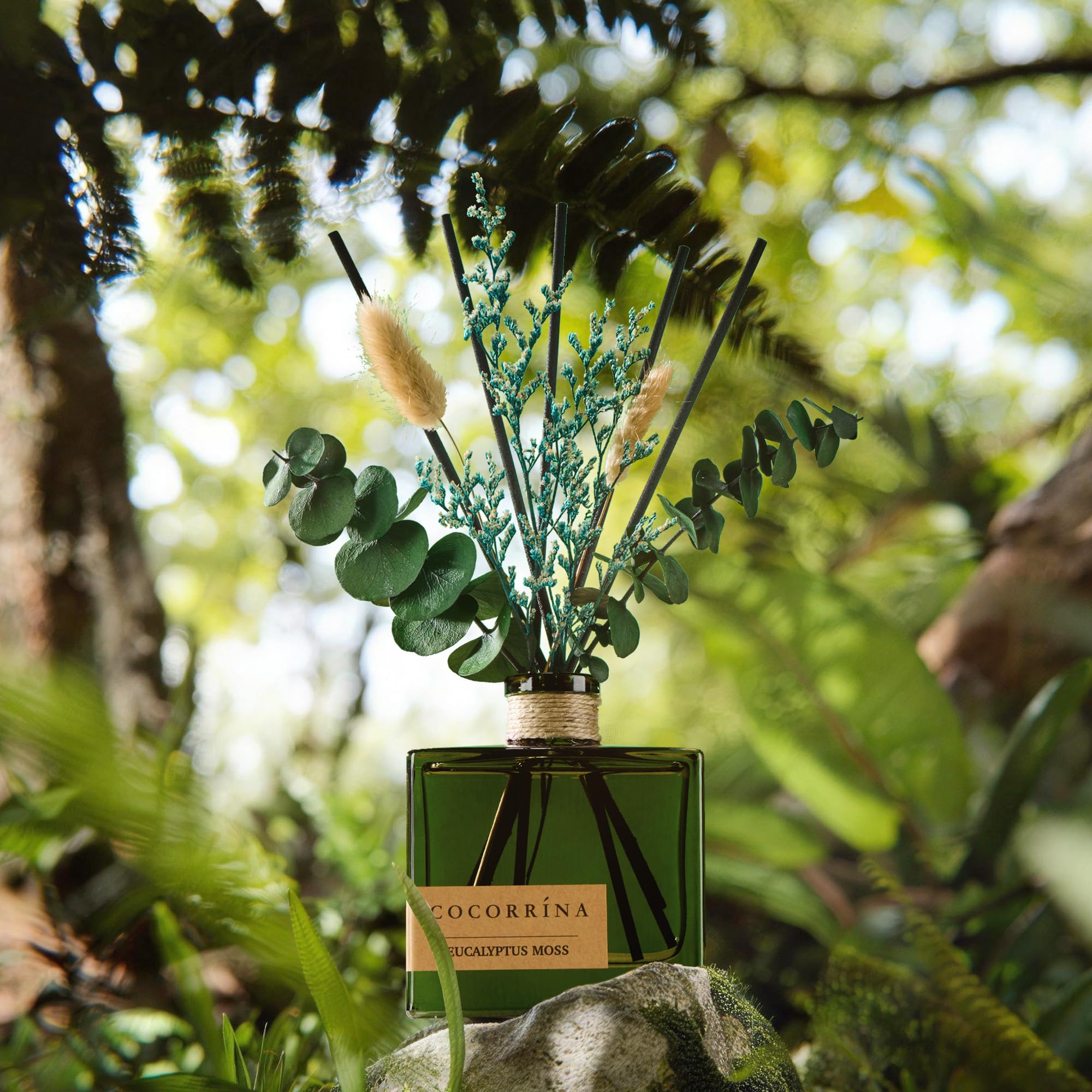 COCORRÍNA reed diffuser with six reeds for easy fragrance diffusion.