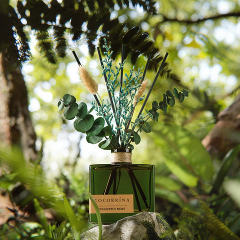 COCORRÍNA reed diffuser with six reeds for easy fragrance diffusion.