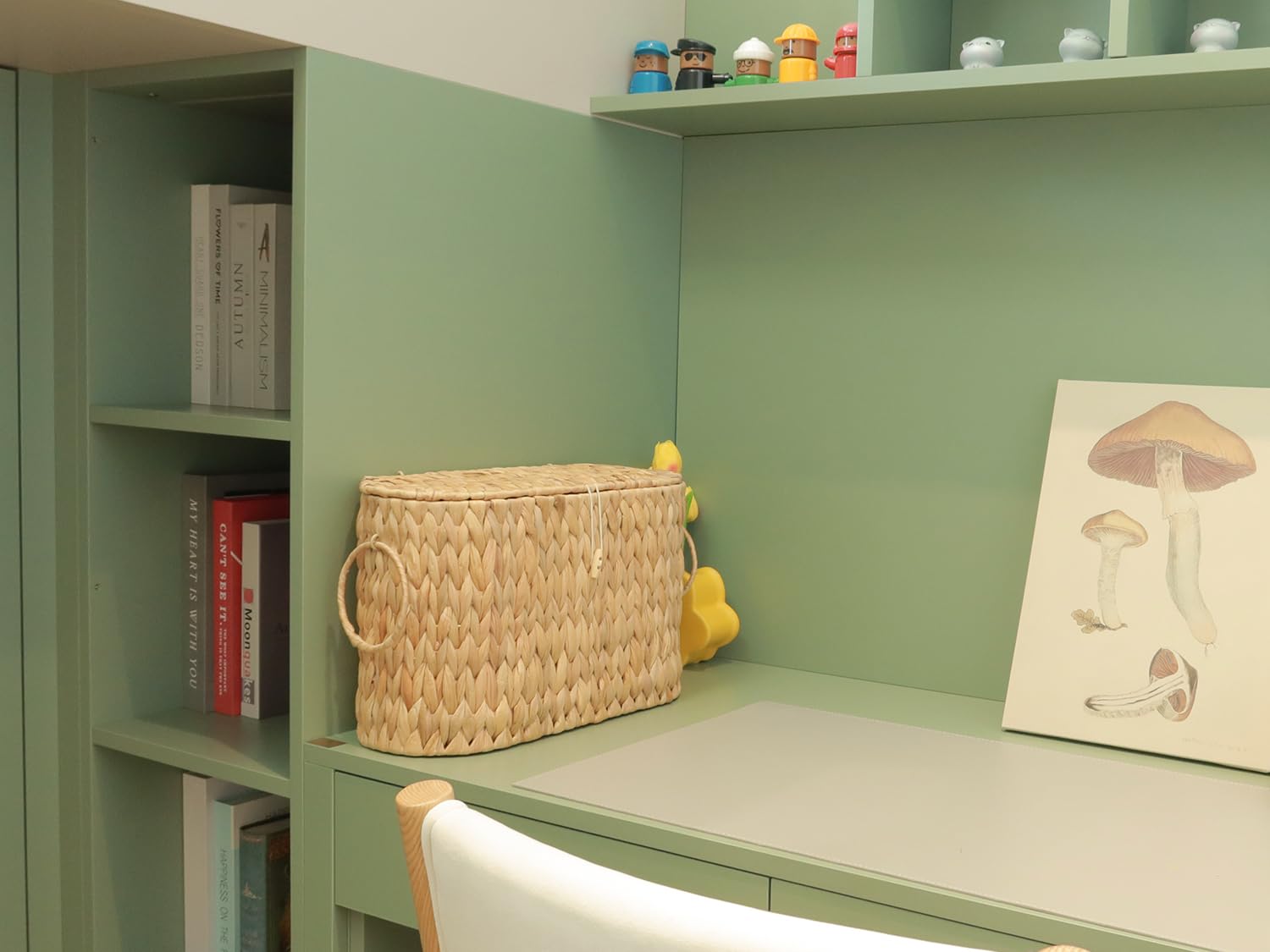 Coeusy basket with easy-to-move handles simplifies room-to-room transport.