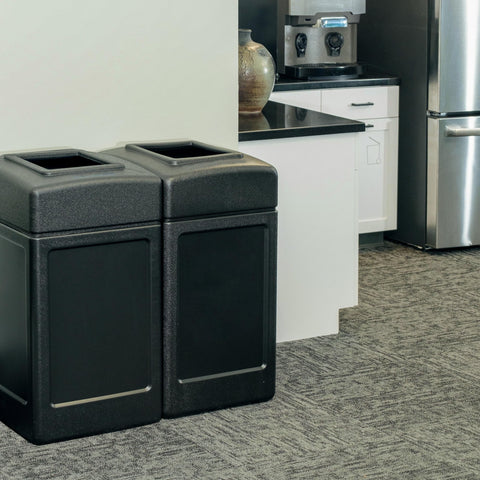 Commercial Zone 732101 easy-clean lid with grab bag system simplifies waste disposal.
