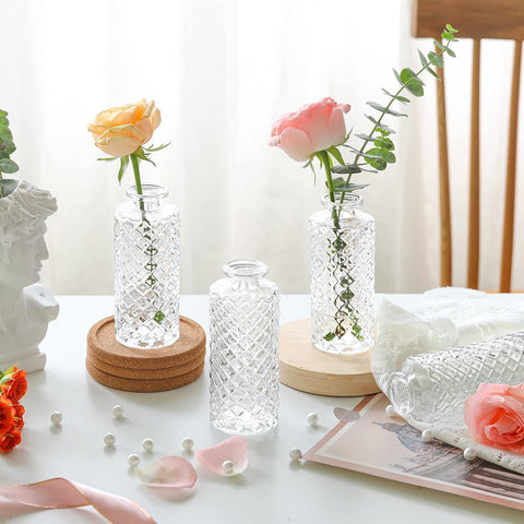 ComSaf diamond-pattern vase – crystal look enhances table settings.