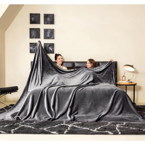 COOVA oversized king blanket showcases a giant seamless design for full-family coziness.