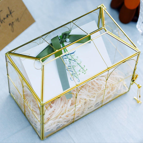 Corvanero gold card box with heart-shaped lock and keys for secure cards