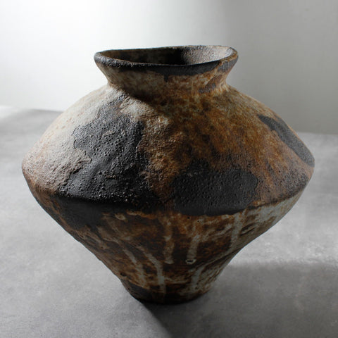 COZLIV rusty ceramic vase centerpiece for warm dining table ambiance