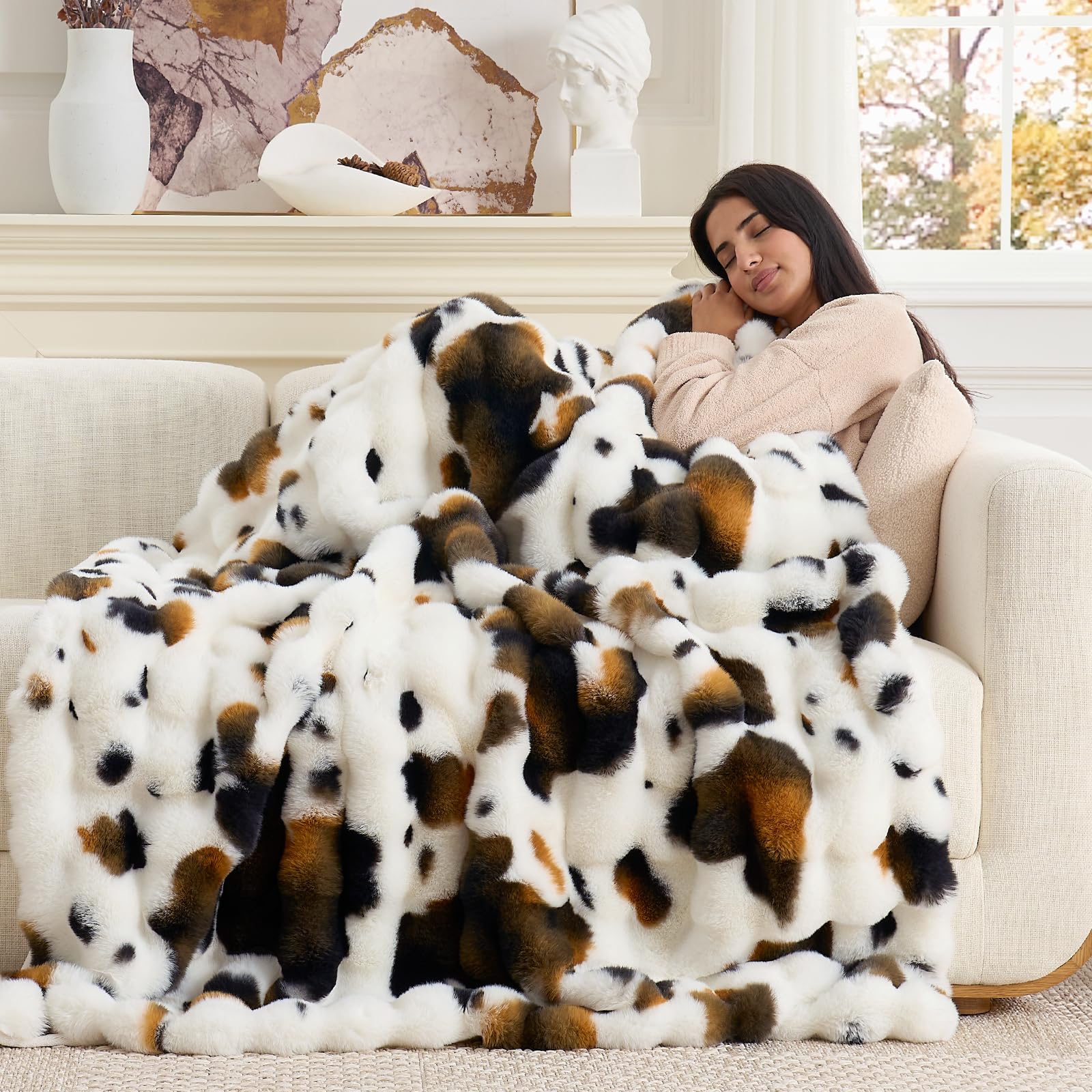 Cozy Bliss 630gsm faux rabbit fur surface with silky interior for warmth.