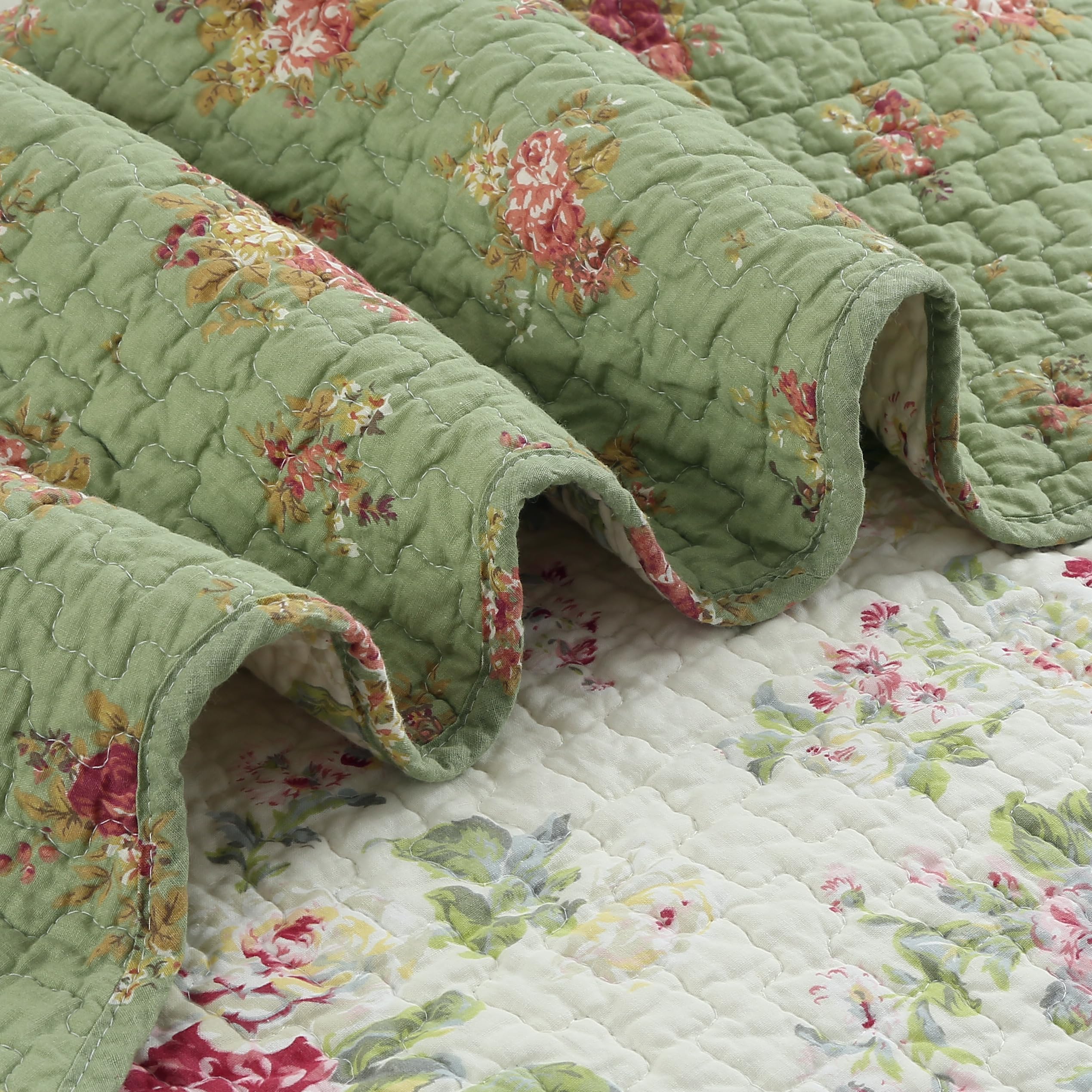 Cozy Line Blossom throw close-up shows soft cotton texture.