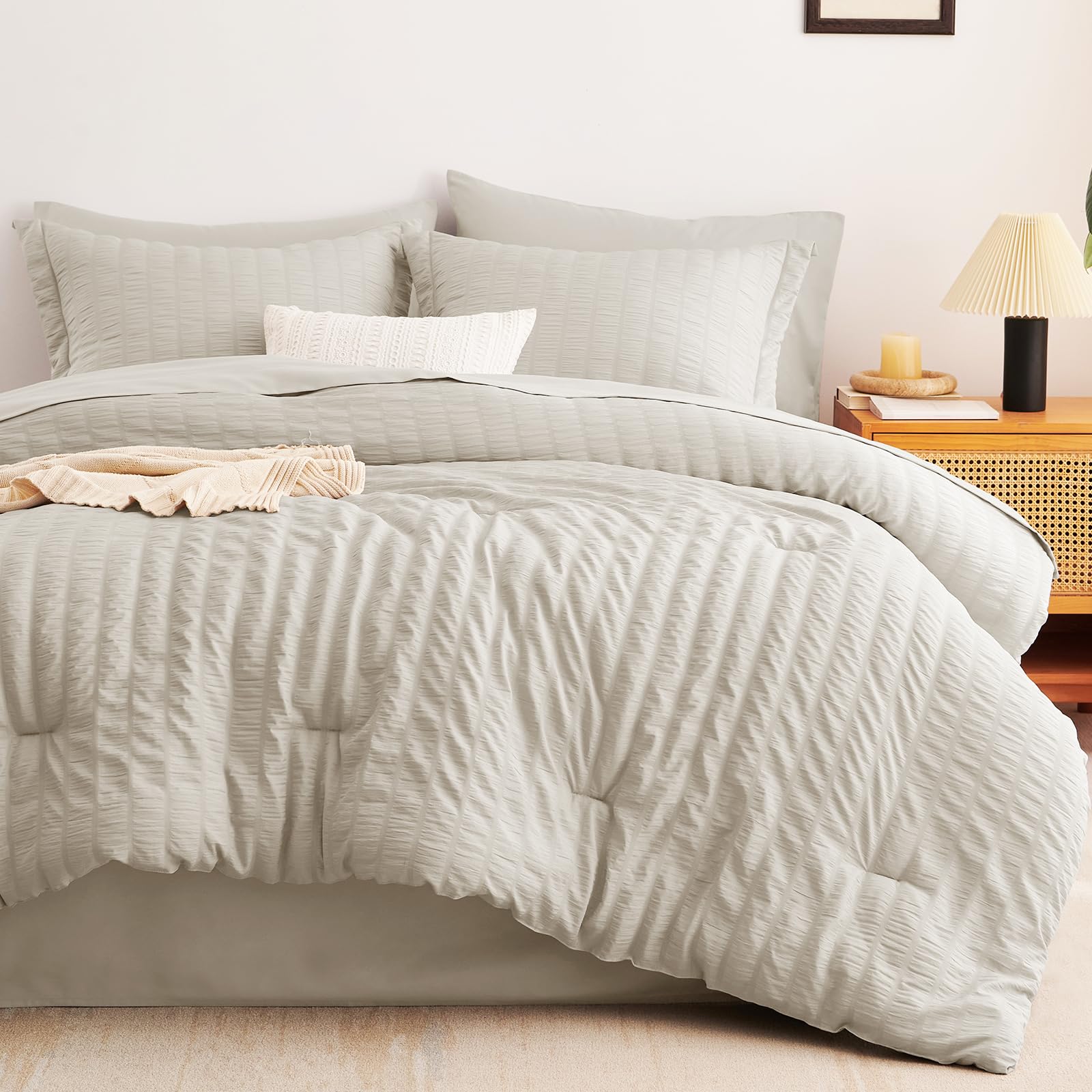 Elastic deep-pocket fitted sheet up to 14 inches to stay in place