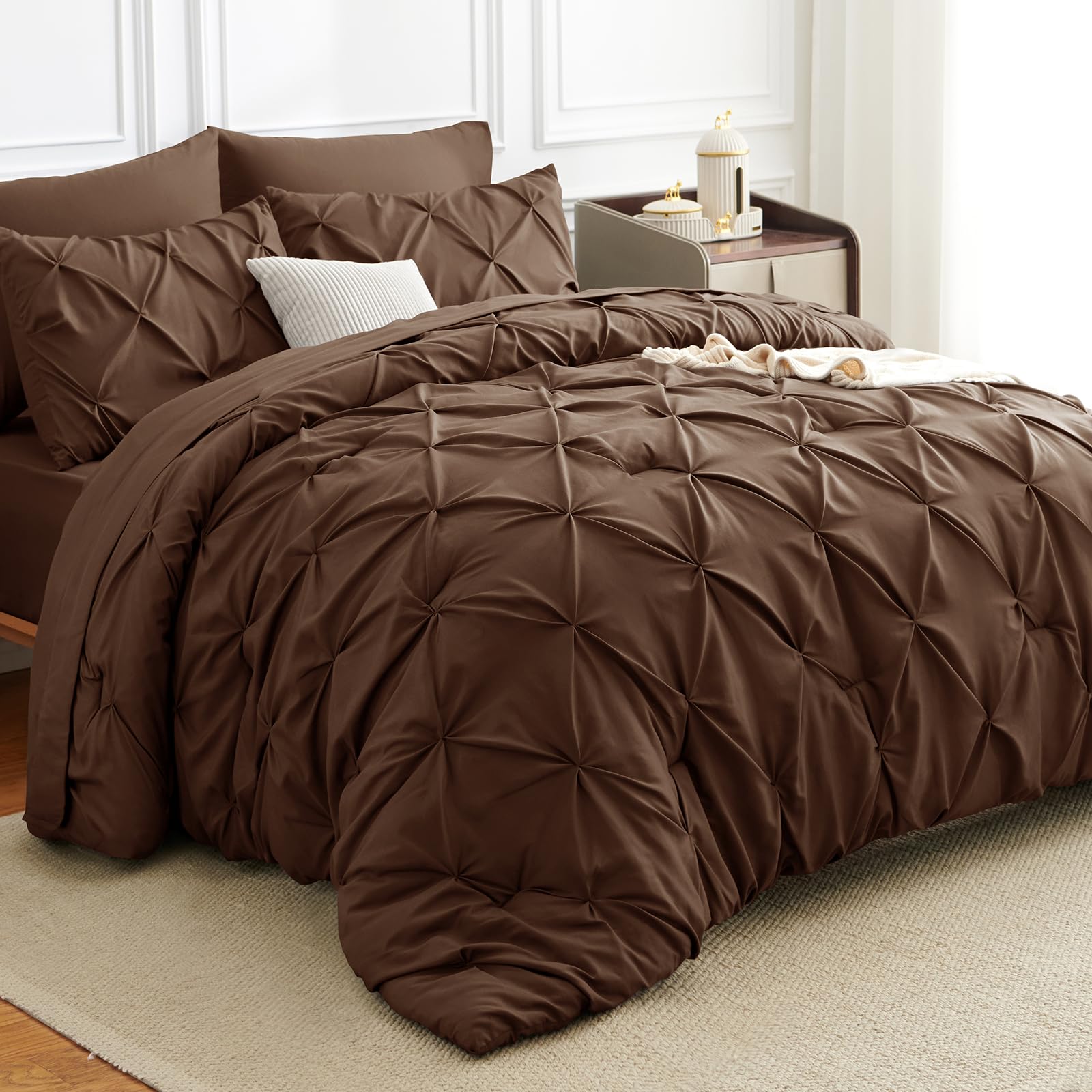 Cozylux elastic deep-pocket fitted sheet securing the mattress