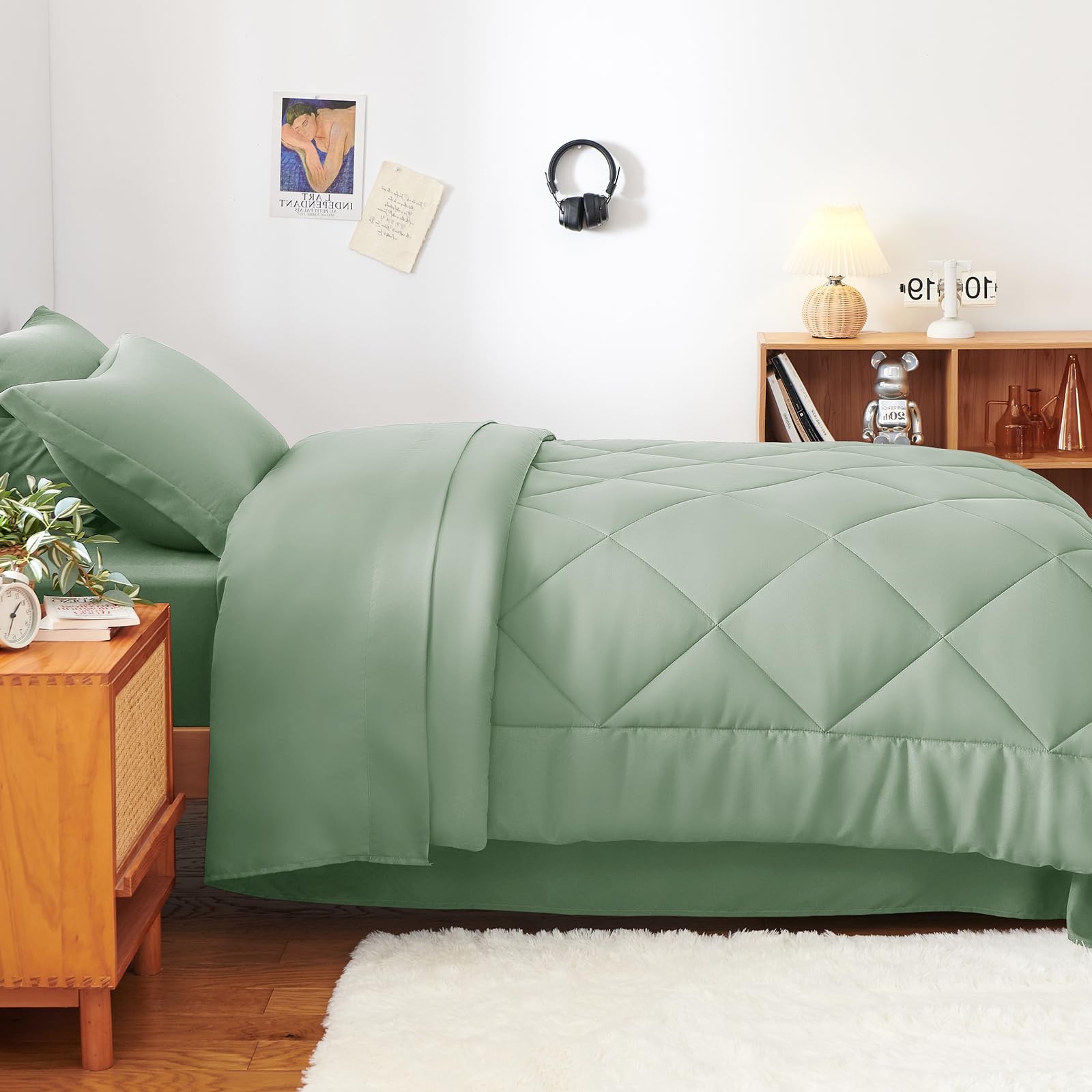 CozyLux box-stitched comforter maintains even fill for stable warmth
