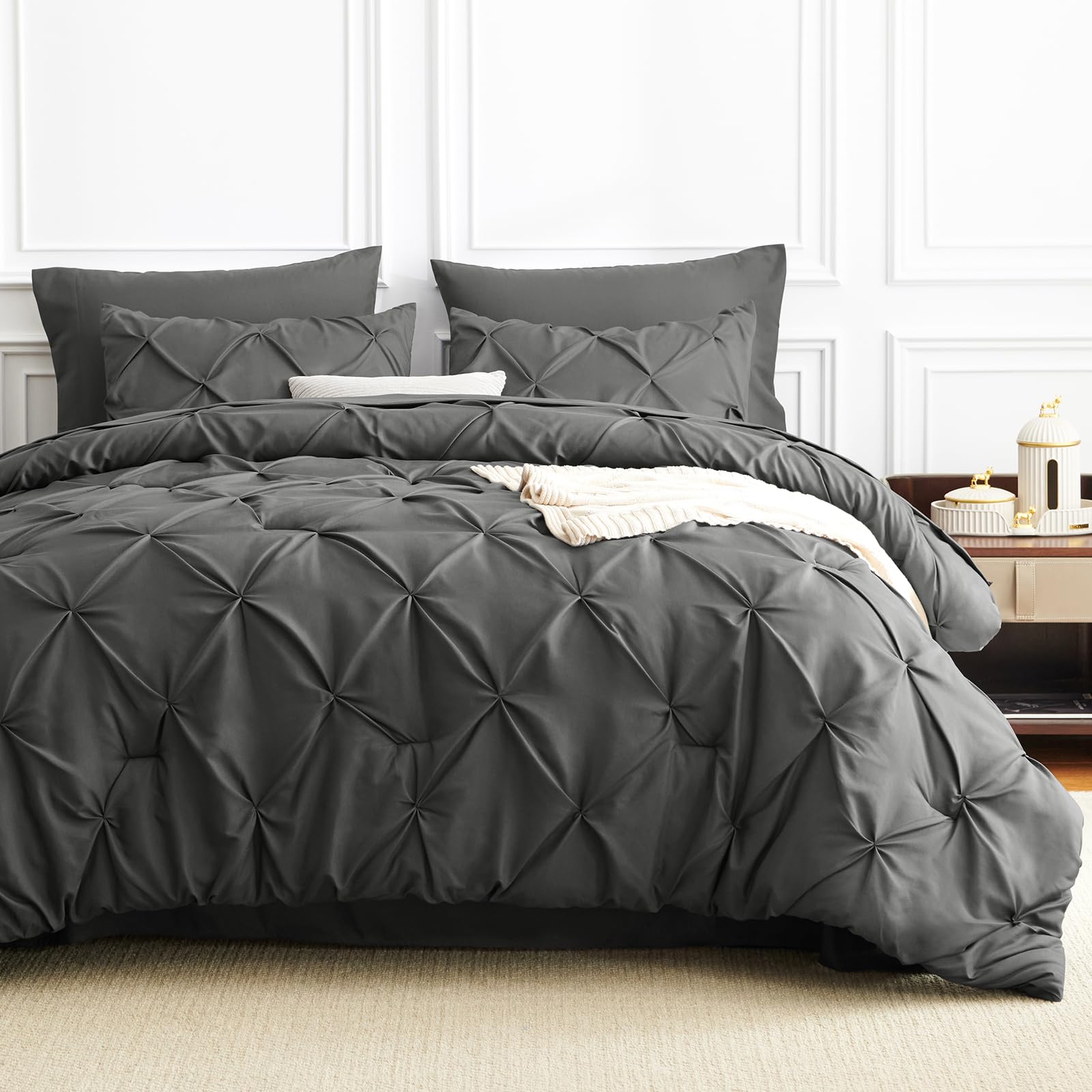 CozyLux vacuum-packed packaging keeps bedding compact and easy to store