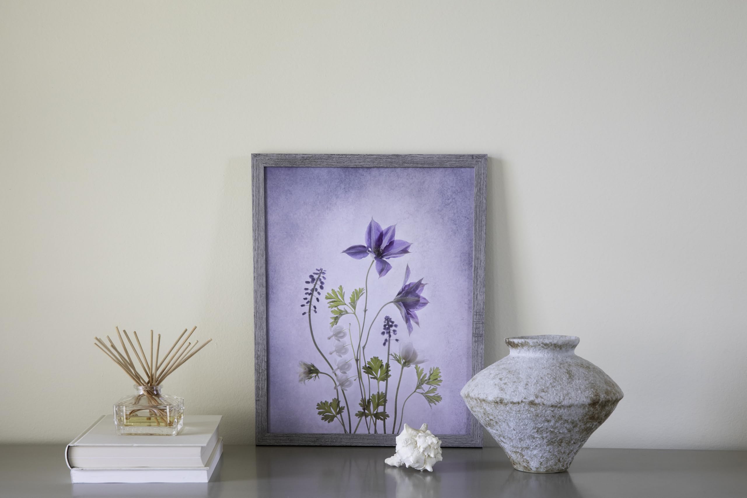 CozyWel versatile vase supports fresh or dried florals with natural charm.