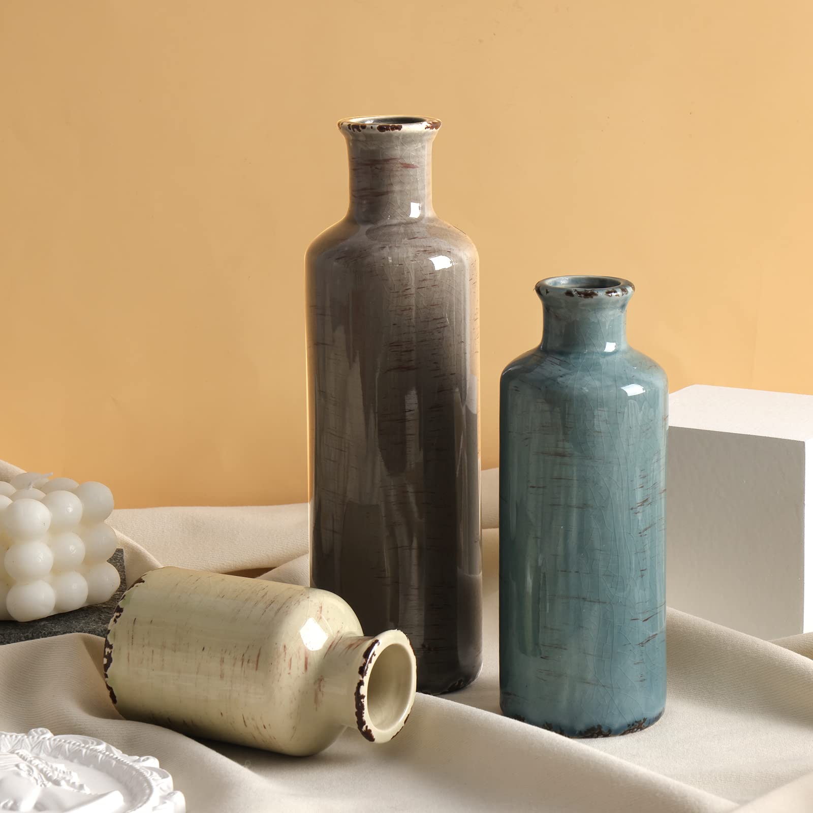 CUCUMI packaging box protects the three-vase set during transit.