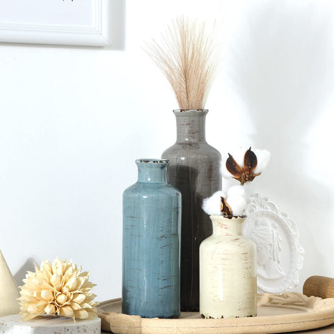 CUCUMI wedding centerpiece option with rustic ceramic vases.