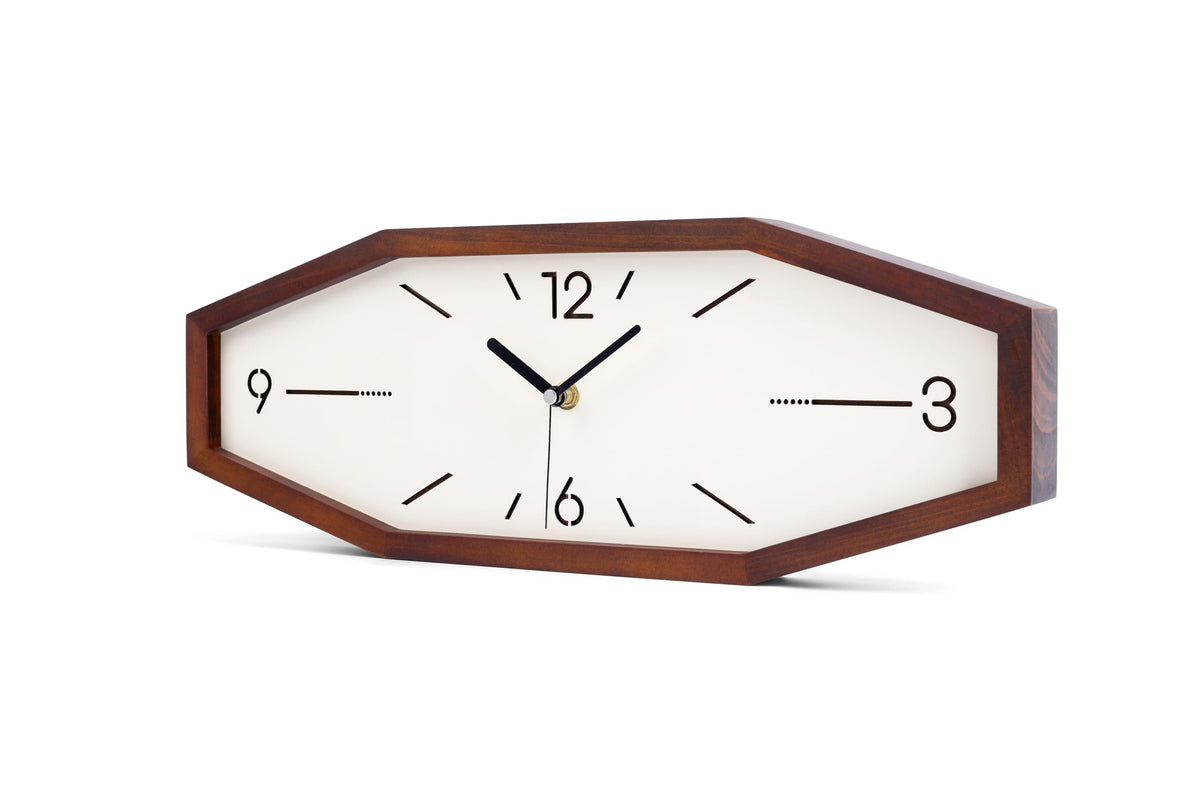 DaguyS wooden retro wall clock 18-inch front view emphasizes bold design and easy readability.