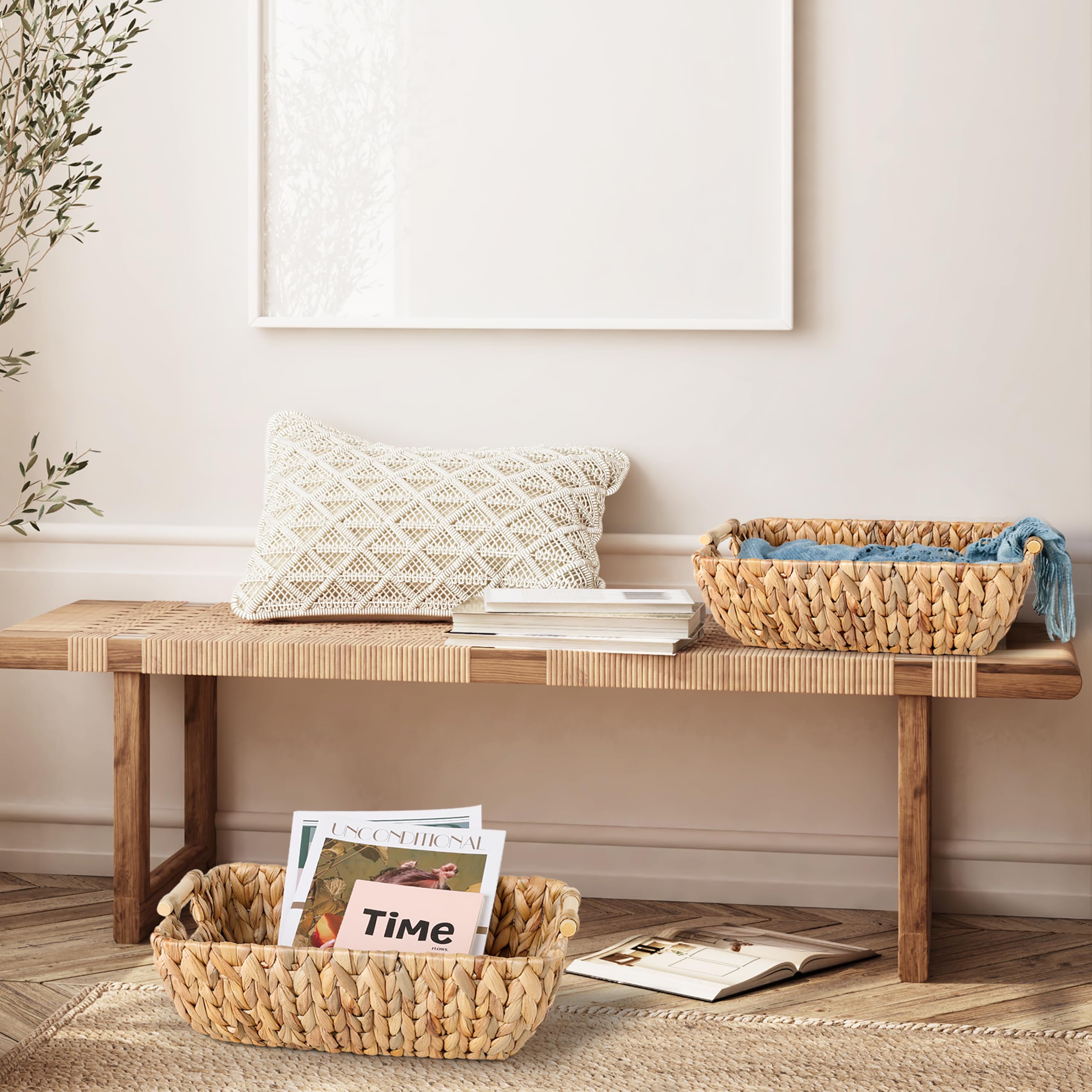 DAICOLAD basket with smooth wooden handles for easy carrying.