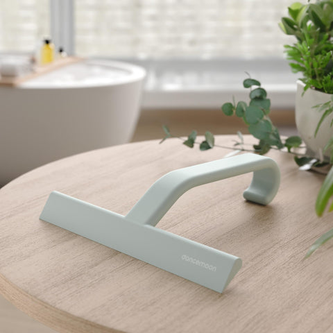 dancemoon JustHang ergonomic 145° grip stays secure in wet conditions.