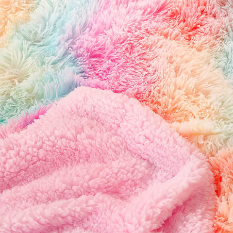 Lightweight yet warm Sherpa backing for year-round comfort.