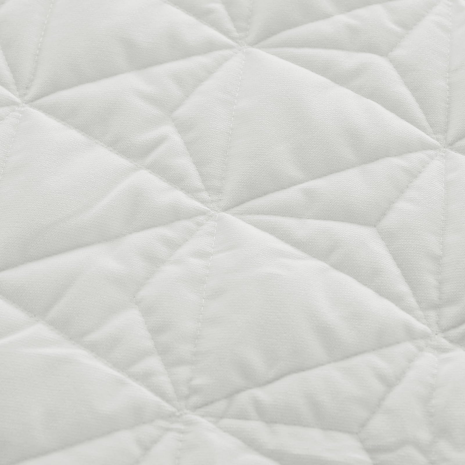 DAWNDIOR bedroom setup with quilt on an oversized king bed.