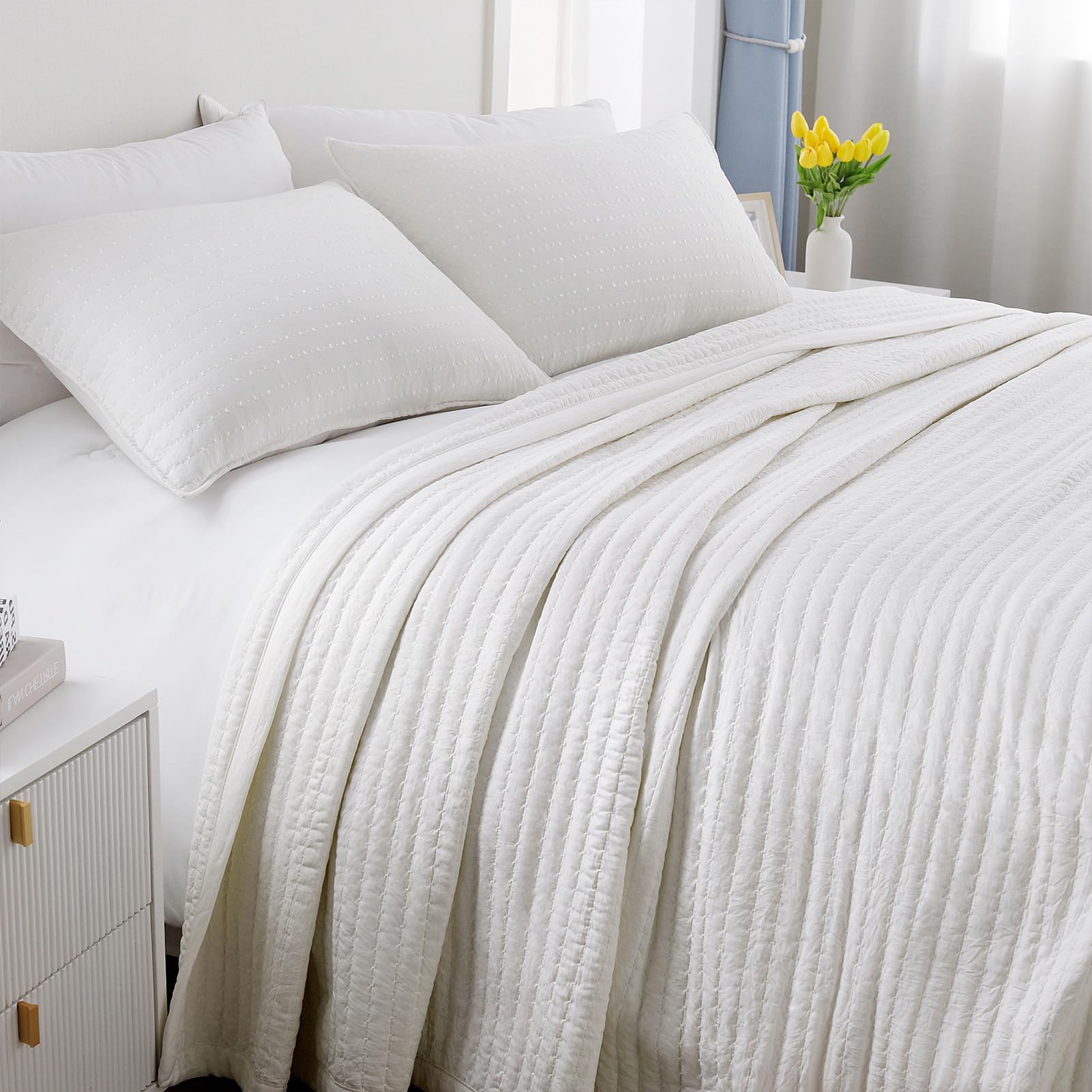 DAWNDIOR Max Oversized California King Quilt drapes generously over an oversized bed.