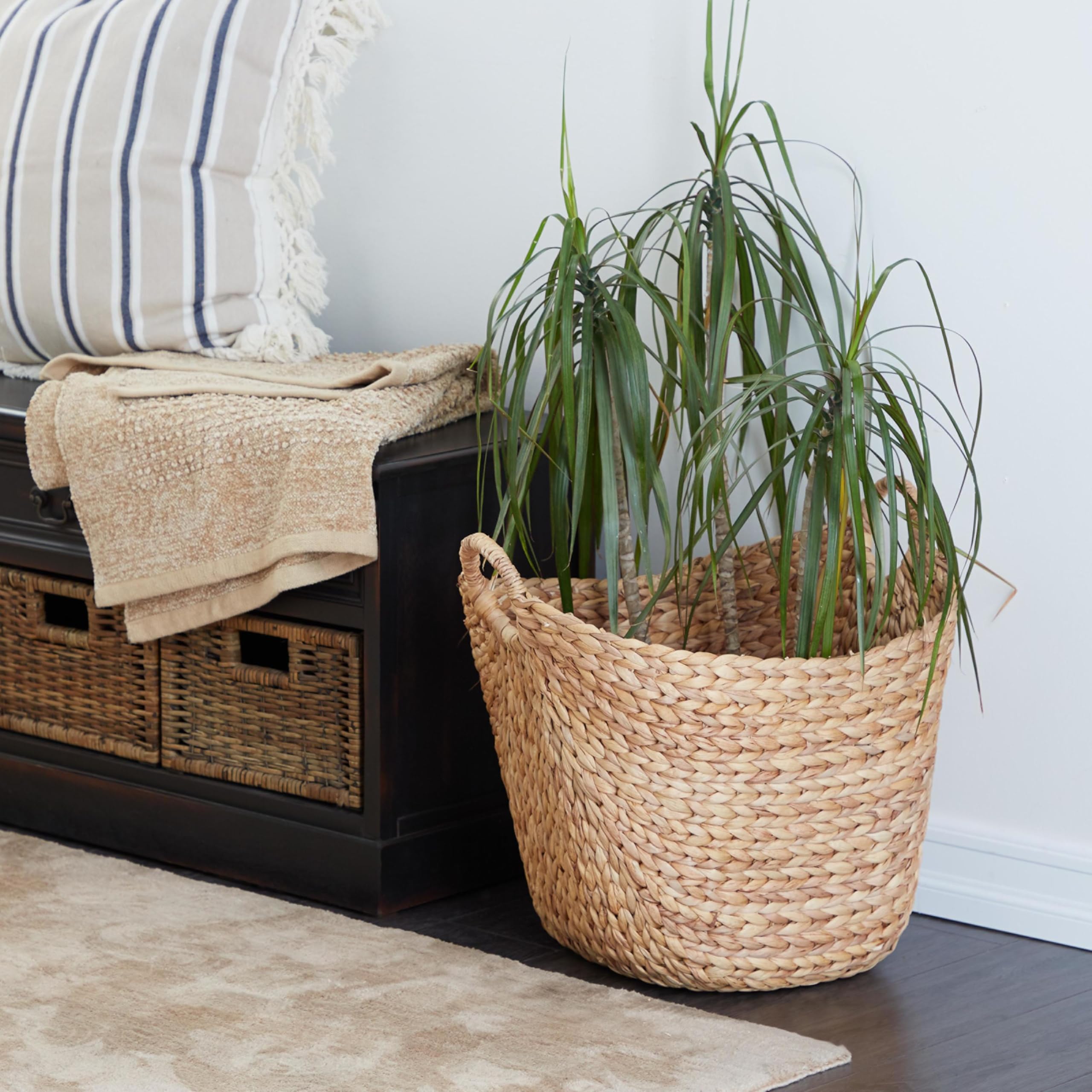 Deco 79 seagrass basket oval shape offers decorative storage with ease.